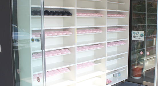 履物を内履きのスリッパに履き替えてください