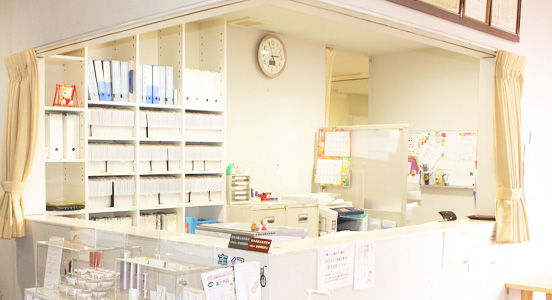 すべての診療の受付は正面ドアを入ってすぐの受付となります